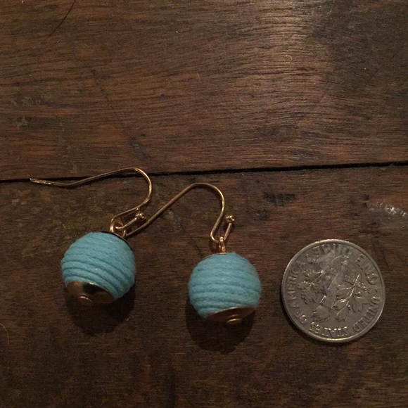 Light blue & white thread ball necklace set - Picture 3 of 4